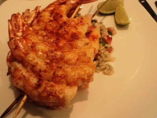 Arroz com espetinho de camarão