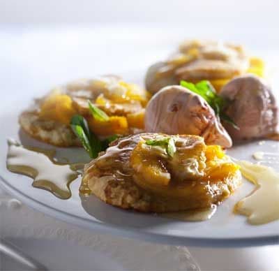 Pizzas orientais de frango e coentros