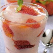 Vitamina energética de morango e iogurte