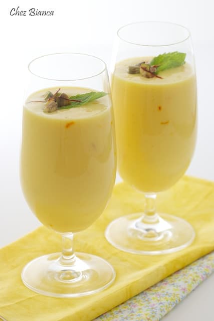 Lassi de manga com cardamomo