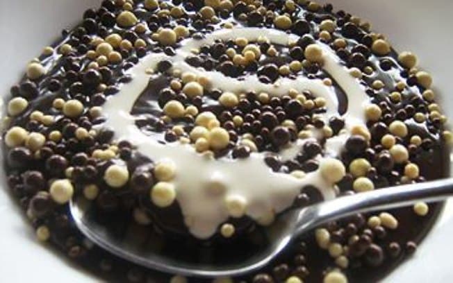 Sopa morna de brigadeiro crocante