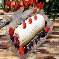 Rocambole de frutas vermelhas