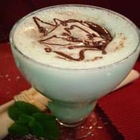 Bebida gelada de menta e chocolate