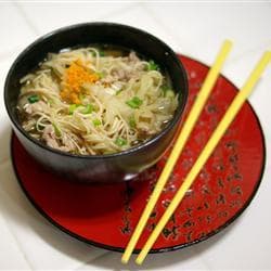 Sopa de carne de porco e macarrão