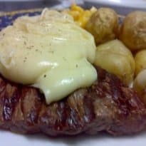 Alcatra com Molho de Queijo e Cogumelos