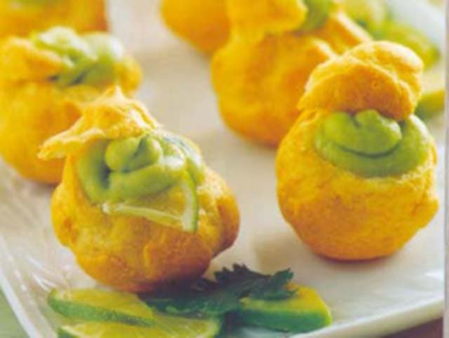 Carolinas de caranguejo e creme de abacate