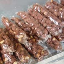 Amendoim doce com groselha