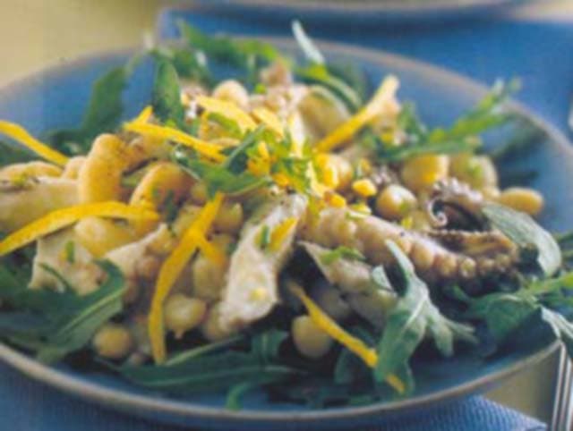 Polvo e feijão com rúcula