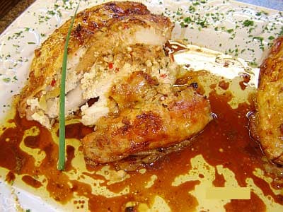 Peito de frango com recheio sob a pele