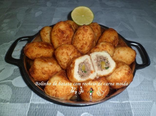 Bolinho de batata recheado com carne moída