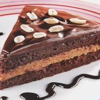 Bolo de amendoim com paçoca e chocolate