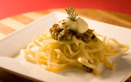 Talharim com pesto tomate seco com avelã