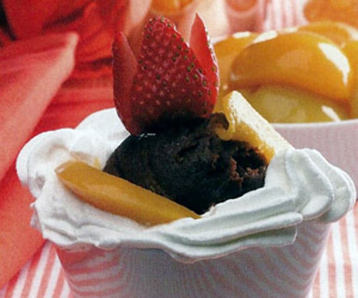 Delícia de Gelado com Chocolate e Frutas