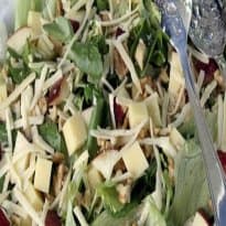 Salada verde com nozes