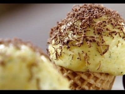 Sorvete de manga com raspas de chocolate