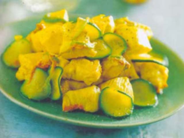 Cubos de peito de frango com abobrinhas