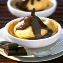 Pêras com calda de chocolate