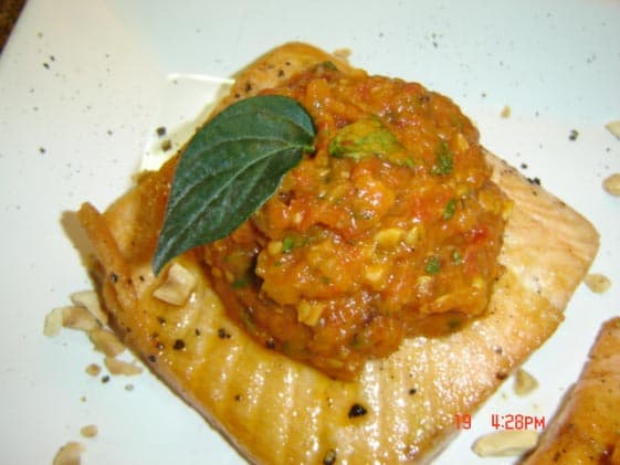 Filé de salmão com pesto de tomate seco