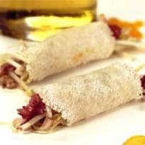 Beiju com salada e molho de cenoura