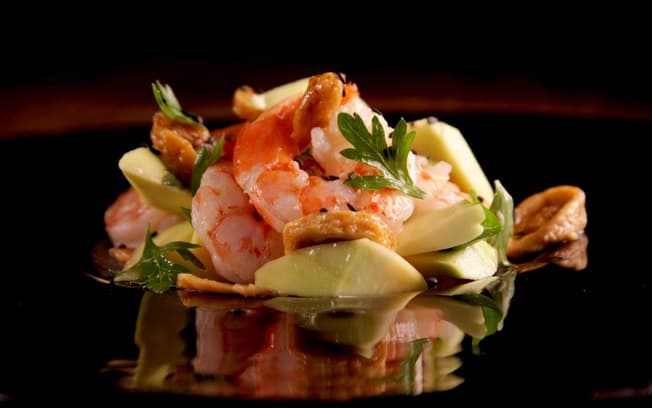 Salada de camarões com abacate
