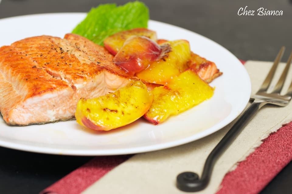 Salmão com nectarinas