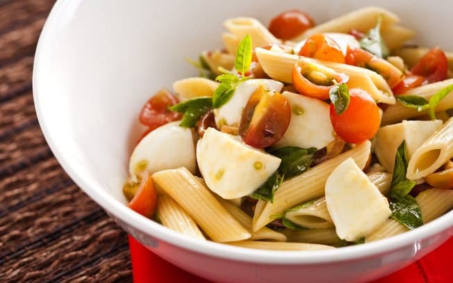 Penne com tomate cru