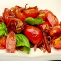 Salada morna de tomate-cereja