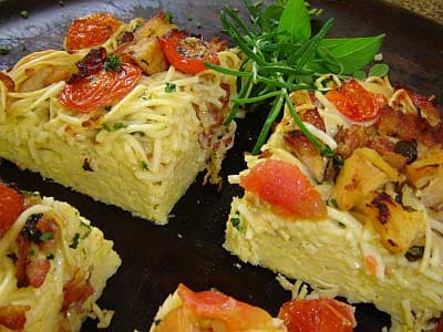 Frittata de spaghetti com frango e bacon