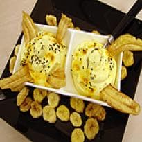 Banana chips com espuma de açafrão