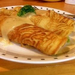 Panqueca de brócolis com molho de queijo