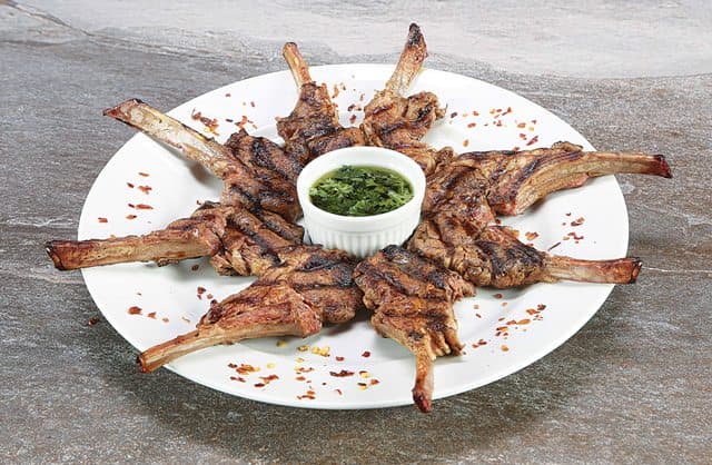 Carré de Cordeiro com Molho de Iogurte