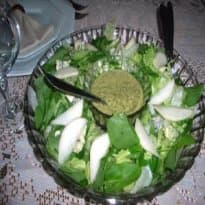 Salada verde com molho de mostarda