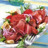 Pastrami marinado com alcachofra e tomate