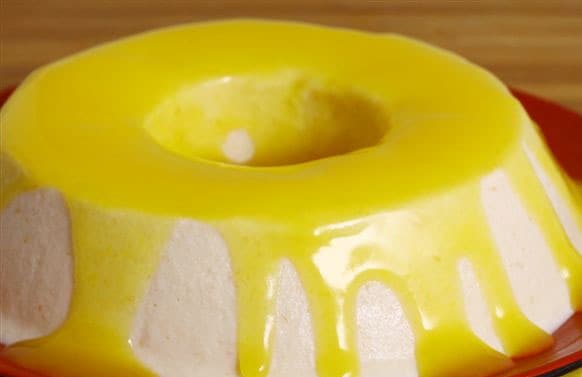 Mousse de Lichia com Calda de Laranja