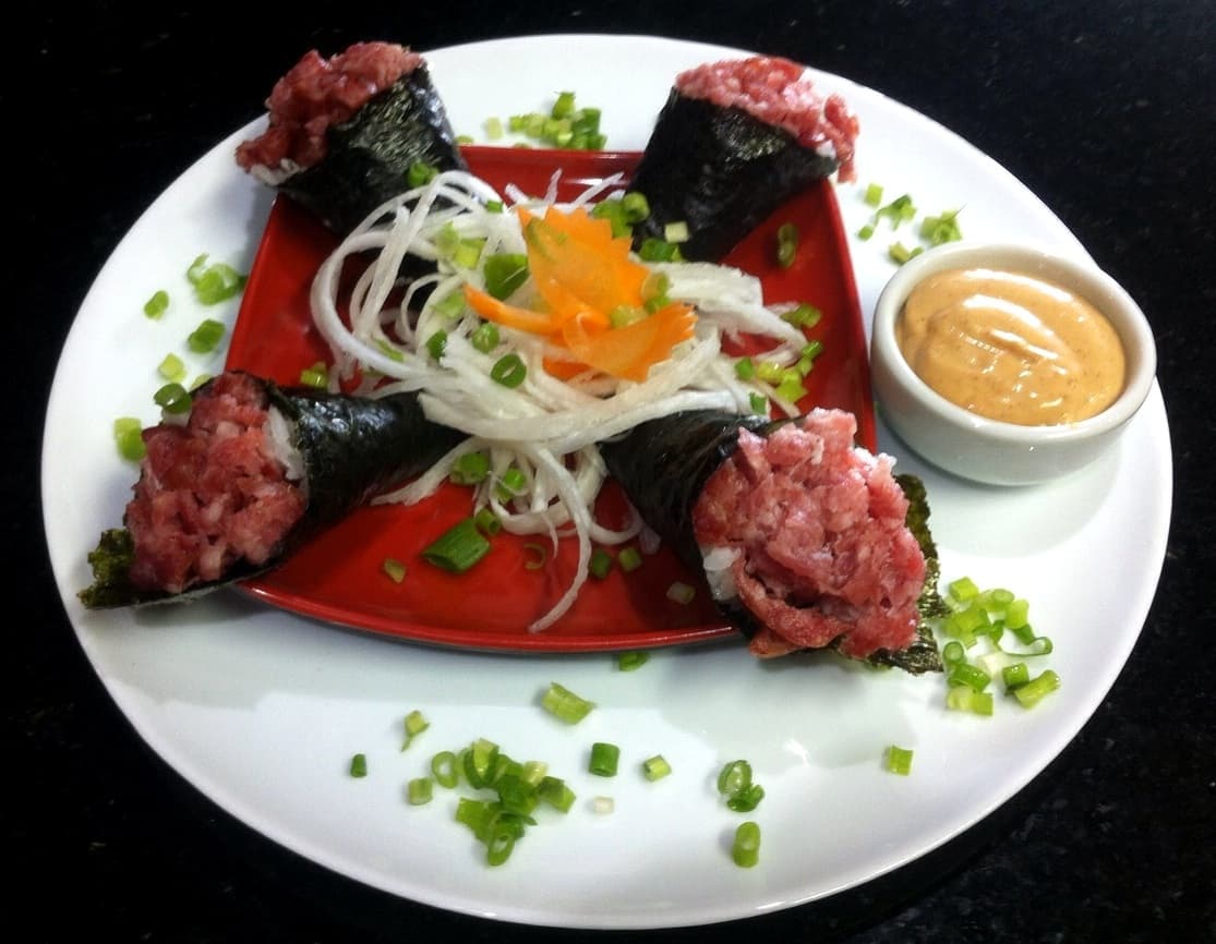 Mini Temaki de Linguiça com Molho Especial
