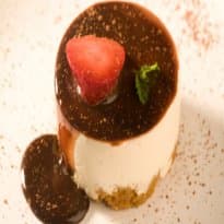 Cheesecake light com calda de chocolate