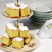 Bolo de fubá com limão e castanha-de-caju