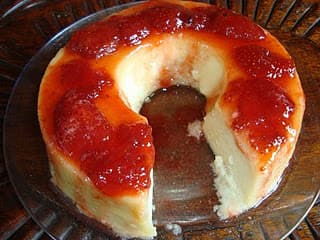 Pudim de Pão com Calda de Morango