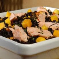 Arroz negro com salmão e manga