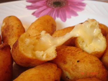 Bolinho de Mandioca Recheado com Queijo