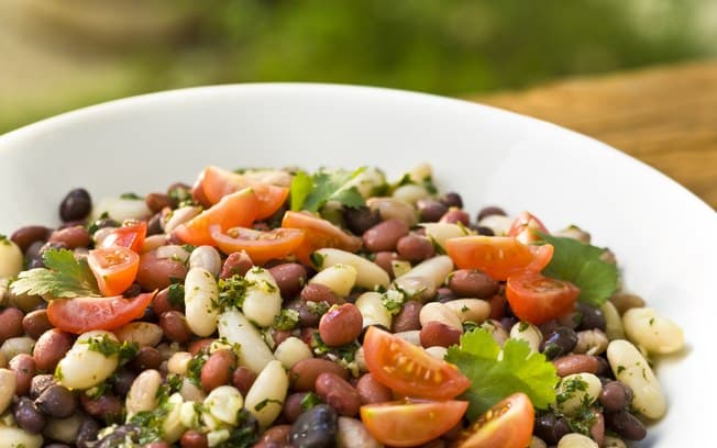 Salada mista de feijão com tomate e coentro