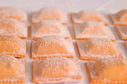 Ravioli de salmão com alho poró