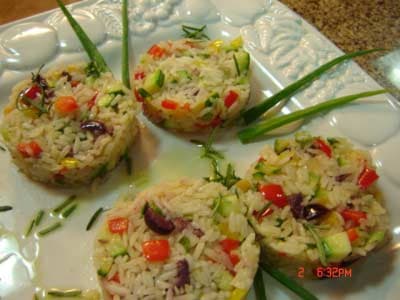 Hambúrguer de arroz com legumes picados