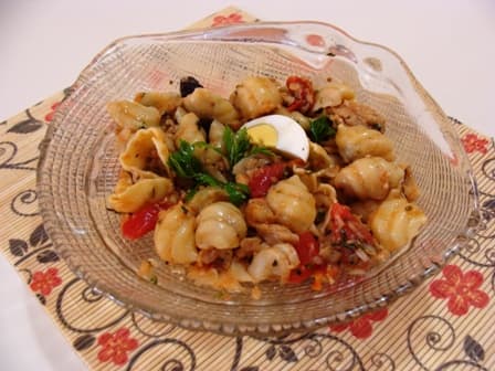 Salada de macarrão e bacalhau