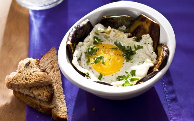 Ovo frito com berinjela grelhada