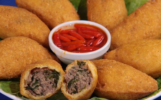 Pastelzinho de polenta recheado com rabada