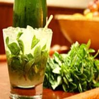 Caipirinha de Saquê com Limão e Manjericão