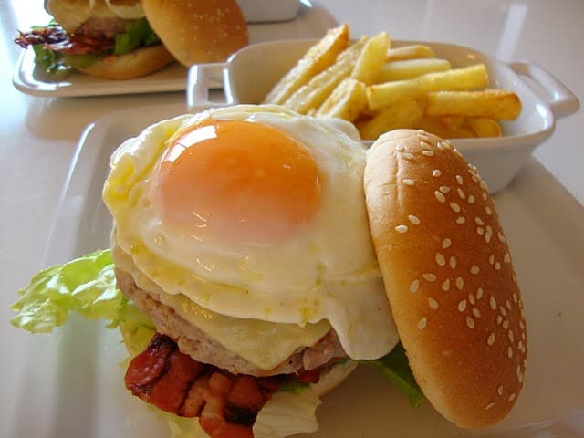 Hamburguer de Porco com Cebola Confitada