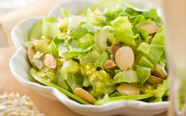 Salada de maçã verde com escarola e amêndoas