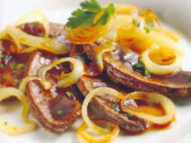 Fígado acebolado à veneziana